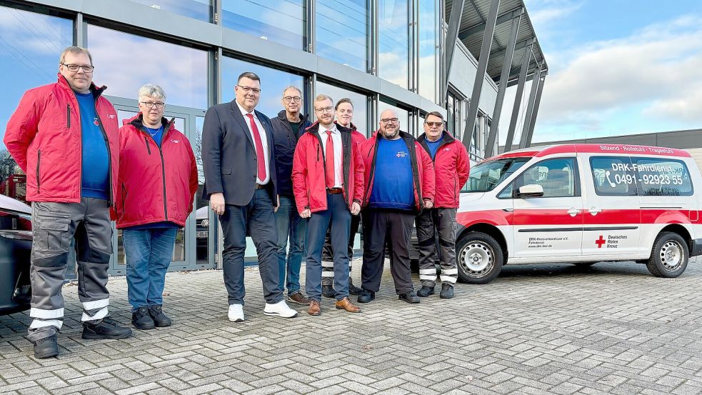 Der DRK-Kreisverband Leer hat den Fahrdienst für mobilitätseingeschränkte Patienten und das Team vorgestellt: (von links) Mario Thomßen und Sonja Winkelmann (Fahrer), Geschäftsführer Markus Wucherpfennig, Sievert Hohmann und Max Hövelmann vom Kreisverband, Jannes Aden, Matthias Graf und Manfred Abheiden (Fahrer). Foto: Lüppen