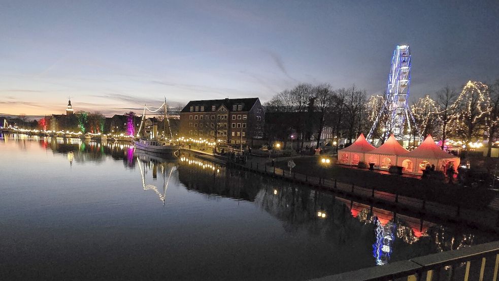 Die Lichter entlang der Hafenpromenade und auf dem Ernst-Reuter-Platz spiegeln sich im Wasser. Foto: Bothe