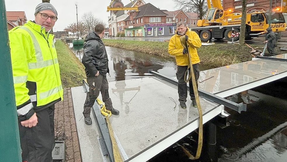 Karl-Dieter Goldsweer (links) ist stolz auf das Produkt seiner Firma. Beim Einbau am Untenende war er mit dabei. Foto: Janßen