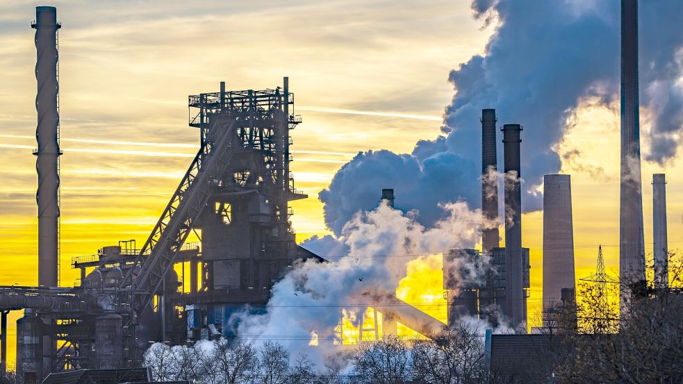 Stahl-Hochöfen von Thyssenkrupp: Deutschland reagiert zu spät auf die Probleme der Stahlindustrie und der 3-Punkte-Plan von Scholz geht nicht weit genug. Foto: IMAGO / Jochen Tack