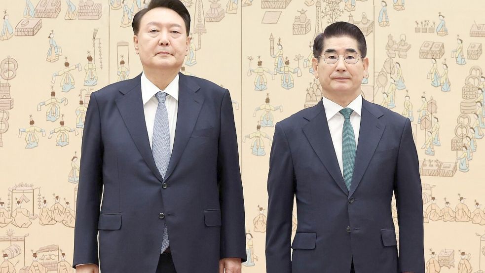 Südkoreas ehemaliger Verteidigungsminister Kim Yong Hyun (r) möchte die alleinige Verantwortung für Verhängung des Kriegsrechts übernehmen. (Archivbild) Foto: -/Yonhap/dpa