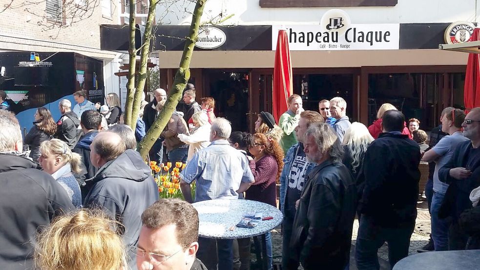 Gefeiert wurde zuweilen auch vor dem „Chapeau Claque“ in Papenburg, beispielsweise am 1. Mai. Foto: Archiv/Sammlung Klemens Wittrock