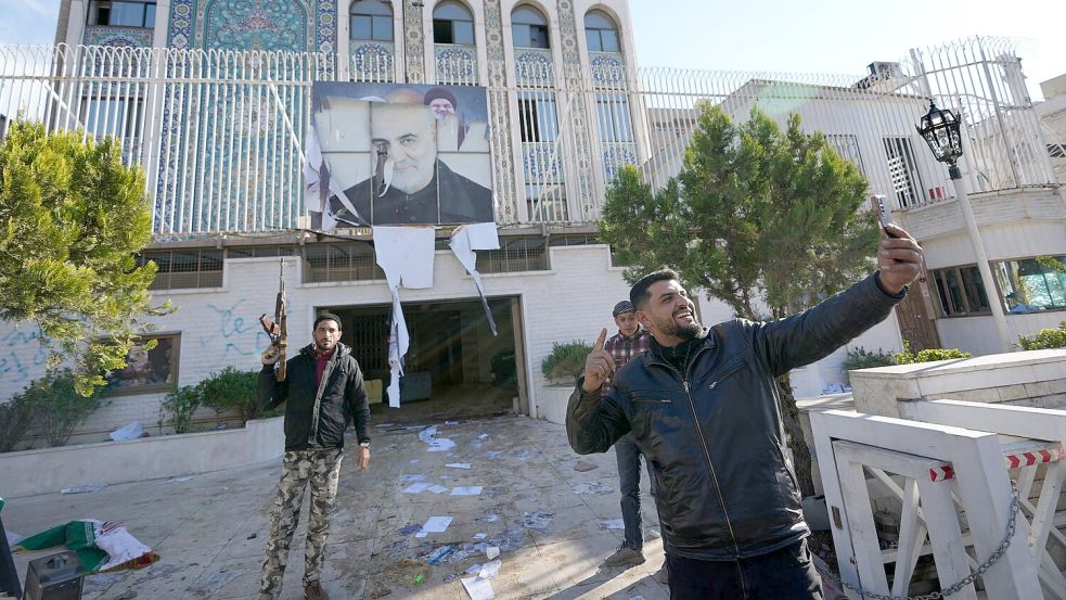 Nach dem Umsturz in Syrien stürmten Aufständische die iranische Botschaft in Damaskus. Teheran steht nach dem Sturz von Baschar al-Assad vor einem neuen Dilemma. (Archivbild) Foto: Hussein Malla/AP/dpa