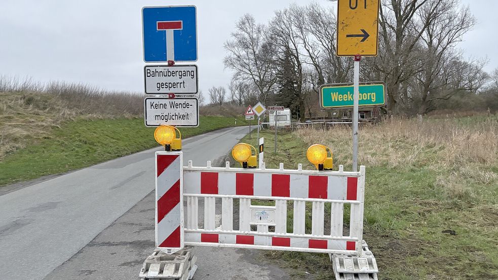 Auf Höhe der Deichstraße/Weekeborg bei Grotegaste weisen diese Schilder auf die Sperrung des Bahnübergangs hin. Foto: Ammermann