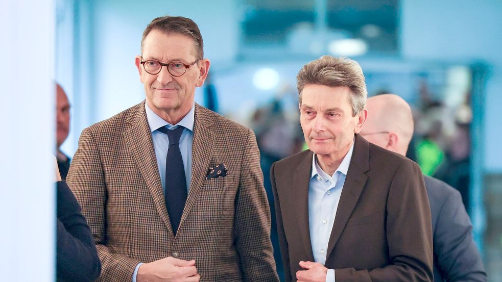 Ford-Geschäftsführer Marcus Wassenberg (l) und SPD-Bundestagsfraktionschef Rolf Mützenich (SPD) bei der Betriebsversammlung am Standort Köln. Foto: Christoph Reichwein/dpa