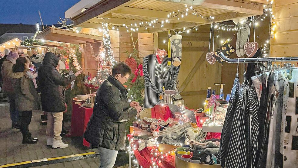 In den Buden werden nicht nur selbstgemachte Dinge verkauft - sie sind auch weihnachtlich dekoriert. Foto: privat