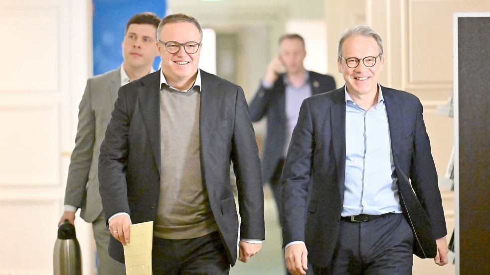 Thüringens CDU-Chef Mario Voigt, hier mit SPD-Landeschef Georg Maier, will Ministerpräsident werden - am liebsten im ersten Wahlgang. Dafür braucht er aber auch die Linke. Foto: Martin Schutt/dpa