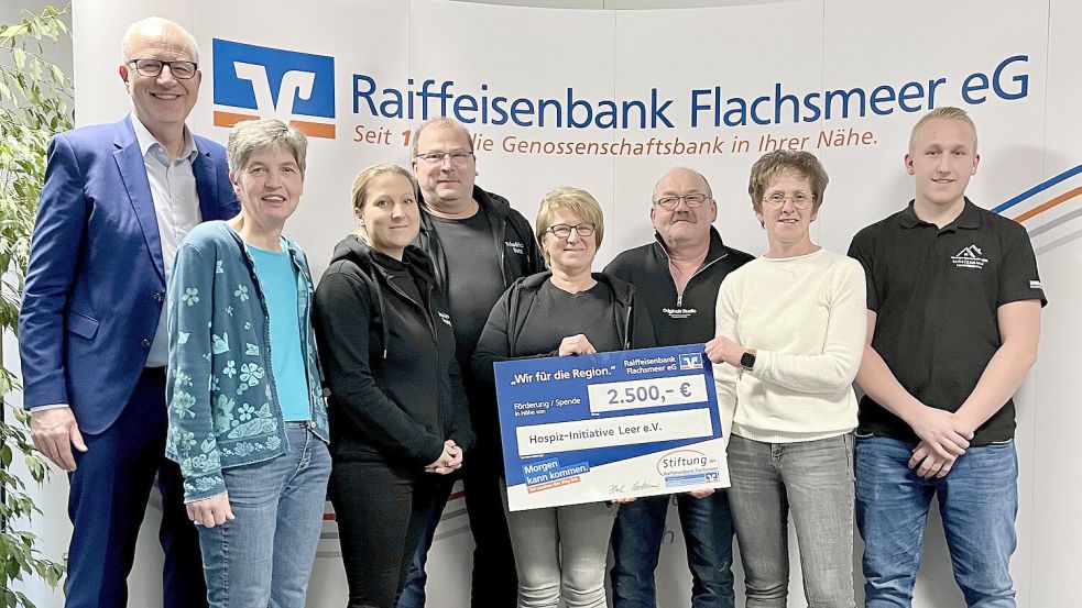 Das Bild zeigt (von links) Christoph Hoek (Vorstandsvorsitzender der Raiffeisenbank Flachsmeer), Marlies Smidt (Hospiz-Initiative Leer e.V.), Jasmin Pauly, Friedrich Betz und Sigrid Betz (Sika-Großhandel), Joachim Klostermann, Antje Klostermann und Justin Klostermann (Bauunternehmen Klostermann)