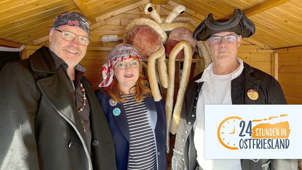 Zwei Redaktions-Piraten, Horst Kruse (von links) und Marion Janßen, besuchten Pastafari Holger „Rigo Toni“ Tallowitz in seiner Kapelle des Fliegenden Spaghettimonsters. Foto: Tallowitz