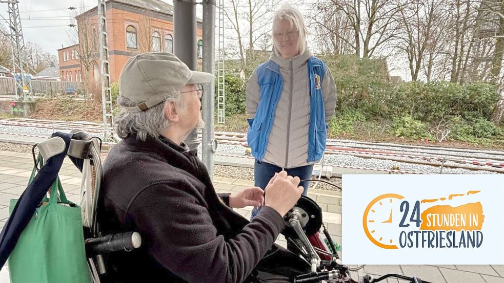 Zu den Aufgaben der Bahnhofsmission gehört, Reisenden beim Ein-, Aus- und Umsteigen zu helfen: Heike Nicolai begleitet einen Rollstuhlfahrer zum nächsten Zug. Foto: Hanz