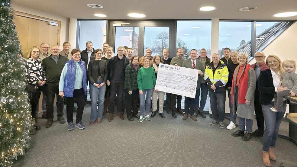 Diese Frauen und Männer haben gut lachen: Als Vertreter regionaler Einrichtungen durften sie den Spendenscheck der Volksbank entgegennehmen. Foto: Volksbank