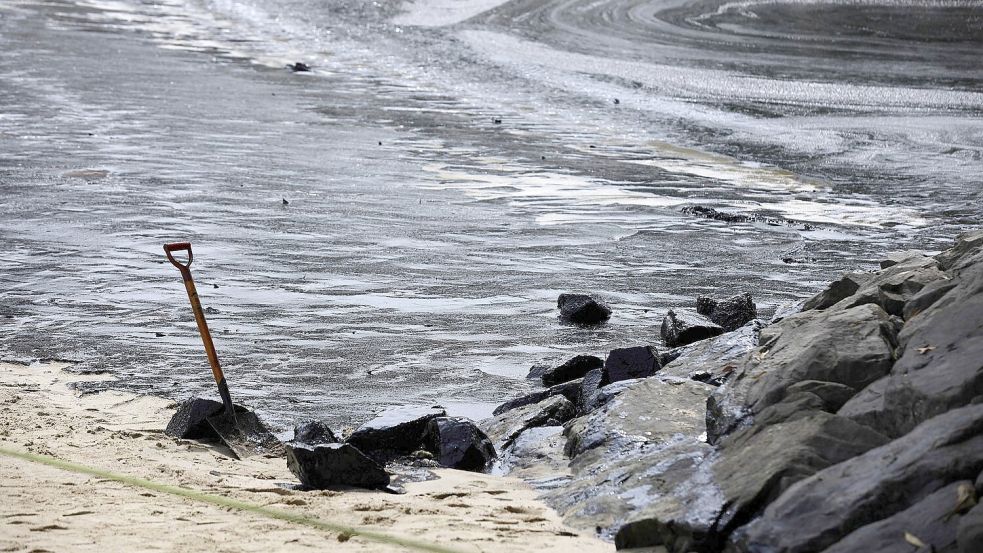 Solche Bilder soll es von der Ostsee nicht geben. (Foto Illustration) Foto: Suhaimi Abdullah/AP/dpa