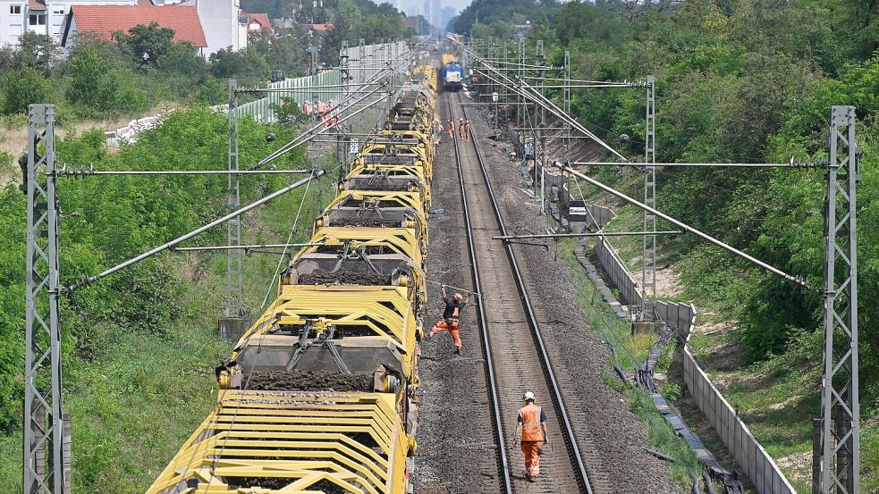 Bei der Sanierung der Riedbahn kamen schwere Spezialmaschinen zum Einsatz, wie die RPM-RS-900, genannt: „Katharina die Große“. (Archivbild) Foto: Arne Dedert/dpa