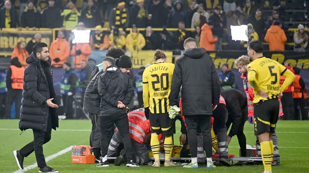 BVB-Coach Nuri Sahin (l) sorgt sich um seinen Innenverteidiger Nico Schlotterbeck. Foto: Bernd Thissen/dpa