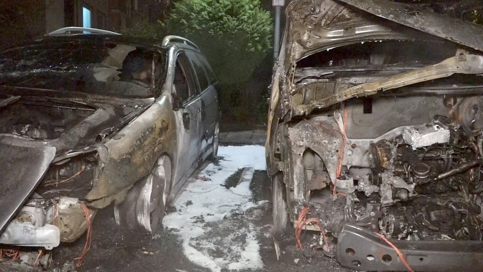 Insgesamt fünf Fahrzeuge haben am Mittwochabend in verschiedenen Straßen der Bremer Neustadt, im Ortsteil Gartenstadt Süd gebrannt. Foto: NWM-TV