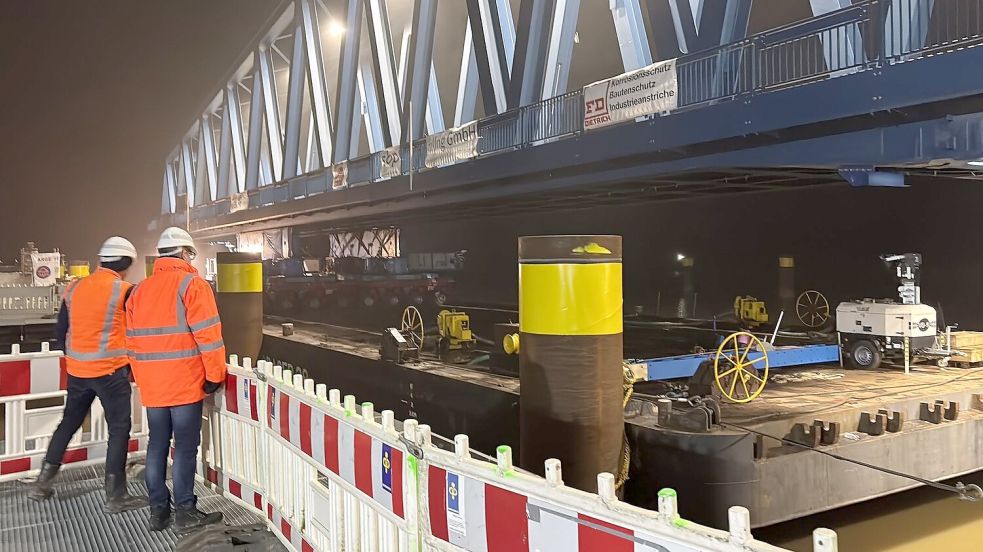 An diesem späten Mittwochabend herrscht Anspannung bei den Mitarbeitern auf der Baustelle der Friesenbrücke. Aktuell laufen die Vorbereitungen für das Einschwimmen des 145 Meter langen Brückenteils auf dem Pfeiler in der Ems. Foto: Ammermann