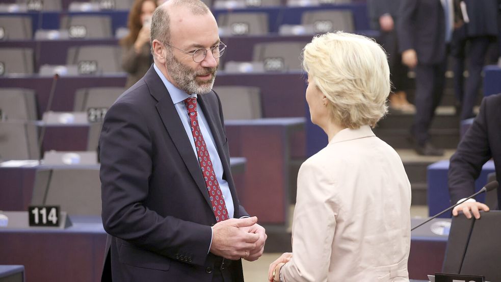 Die Konservativen um EVP-Fraktionschef Manfred Weber (l.) verlangen von der EU-Kommissionspräsidentin Ursula von der Leyen einen Kurswechsel beim Verbrenner-Verbot. Foto: dpa/Philipp von Ditfurth