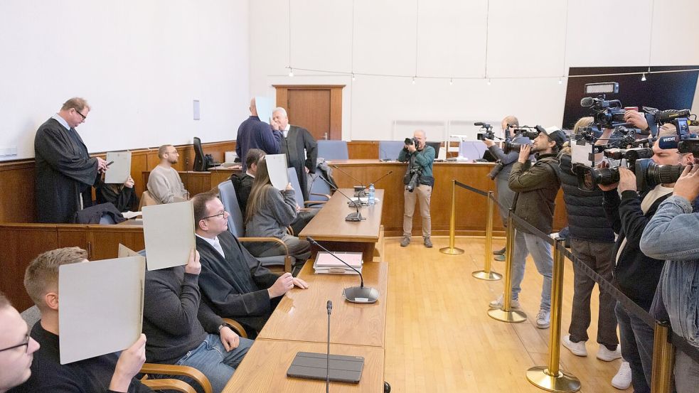 Die fünf angeklagten Polizeibeamtinnen und -beamten sitzen im Gerichtssaal des Landgerichts. Foto: Rolf Vennenbernd/dpa