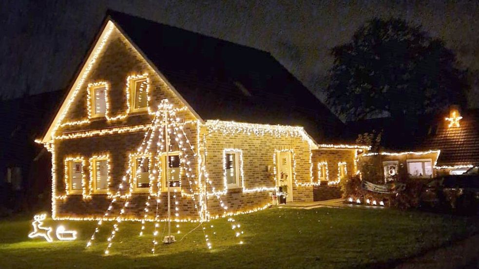 Ivonne und Jens Voßkuhl und ihre drei Kinder haben ihr Wohnhaus am Dwarsweg 64a in Völlenerfehn weihnachtlich dekoriert. Foto: Voßkuhl