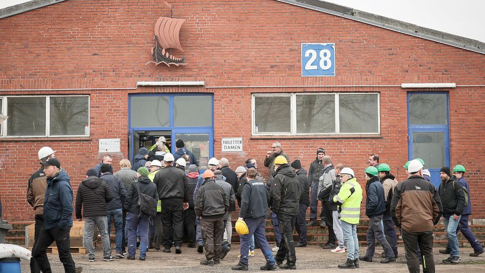 Trotz ungewisser Zukunft ist die Belegschaft froh, dass sich was tut. Foto: Christian Charisius/dpa