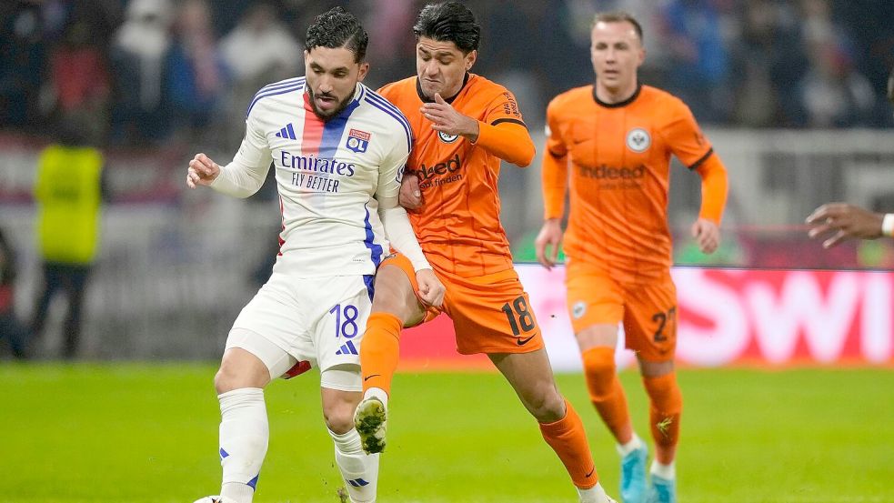 Eintracht Frankfurt um Mahmoud Dahoud (r) verlor verdient gegen Olympique Lyon. Foto: Michel Euler/AP/dpa