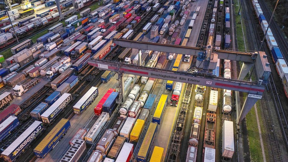 Die deutschen Exporten sind im Oktober kräftig zurückgegangen (Archivbild). Foto: Oliver Berg/dpa