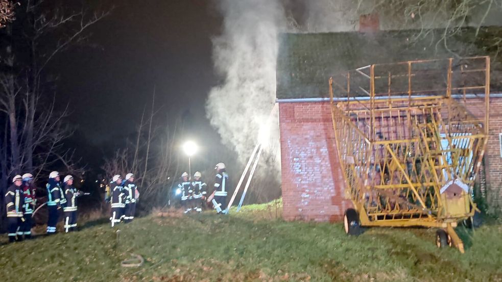 In einem alten brennenden Haus in Völlenerkönigsfehn wurde die Rettung eines Menschen geübt. Fotos: Bruns/Feuerwehr