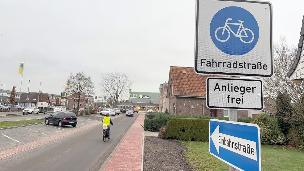 Die Fahrradstraße auf der Nebenstrecke in Ostrhauderfehn ist freigegeben. Autofahrer dürfen jetzt nur noch in eine Richtung fahren. Doch einige Autofahrer haben dies am Donnerstag noch nicht beachtet. Foto: Zein