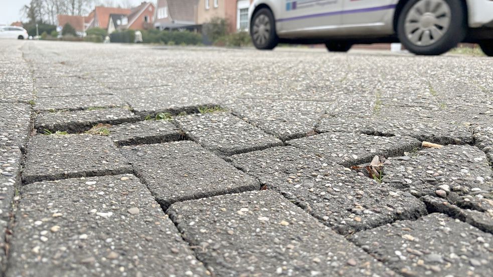 Der Neue Weg in Rhauderfehn muss saniert werden. Foto: Hellmers