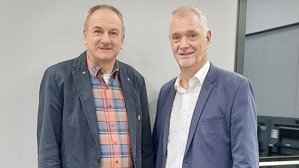 Ostrhauderfehns Bürgermeister Günter Harders (rechts) gratulierte Klaus de Boer zu seinem neuen Amt als stellvertretende Schiedsperson. Foto: Gemeinde