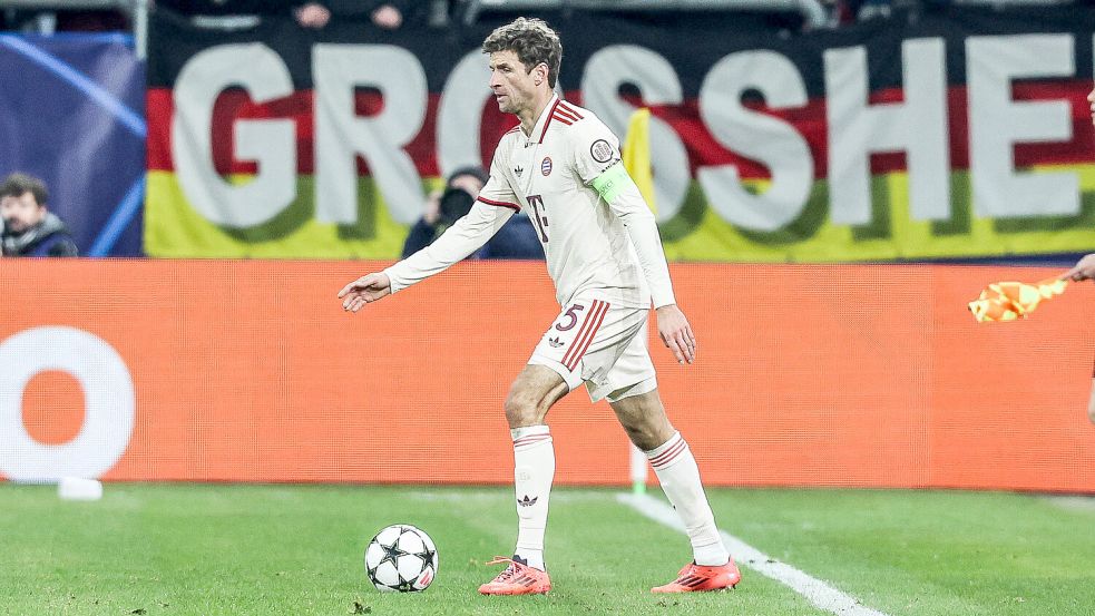 Wenn Thomas Müller spielt, ist auch die Grossheide-Fahne (Hintergrund) oft dabei. So war es auch am Dienstag in der Champions League. Einige Minuten nach diesem Foto war das Banner gestohlen. Foto: Imago