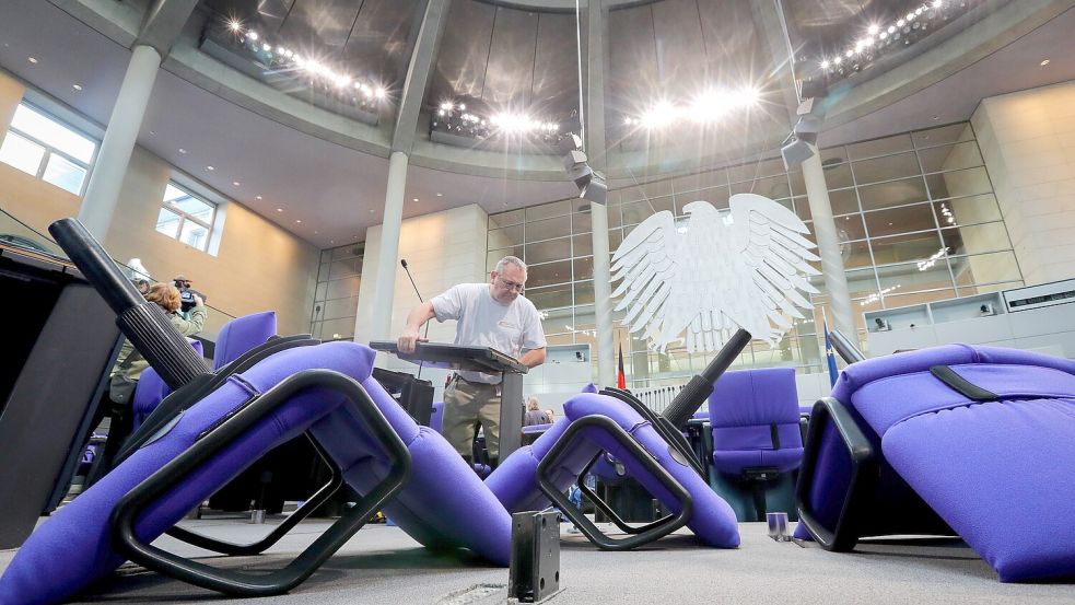 Im Plenarsaal des Bundestages müssen nach der Wahl im Februar Stühle abgebaut werden. Der Bundestag wird nach der neuen Wahlrechtsreform auf 630 Abgeordnete beschränkt. Foto: dpa/Kay Nietfeld