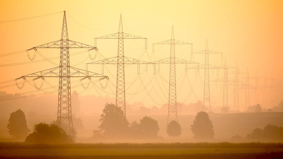 Am späten Donnerstagnachmittag zwischen 17 und 18 Uhr hatte eine Megawattstunde Strom im deutschen Stromgroßhandel 936 Euro gekostet, das sind fast 94 Cent je Kilowattstunde. (Symbolbild) Foto: Julian Stratenschulte/dpa