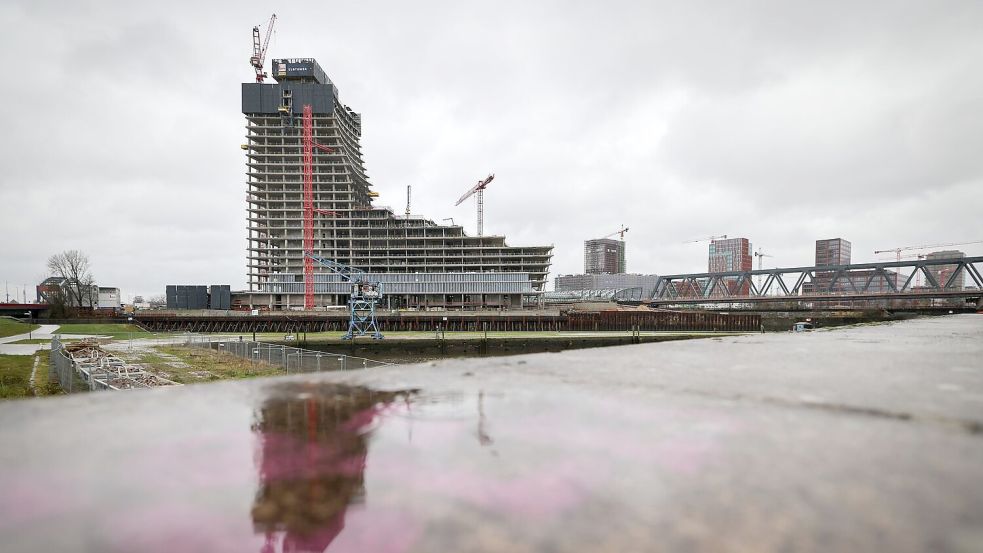 Die stillgelegte Baustelle des Elbtowers in der Hafencity. Foto: Christian Charisius/dpa