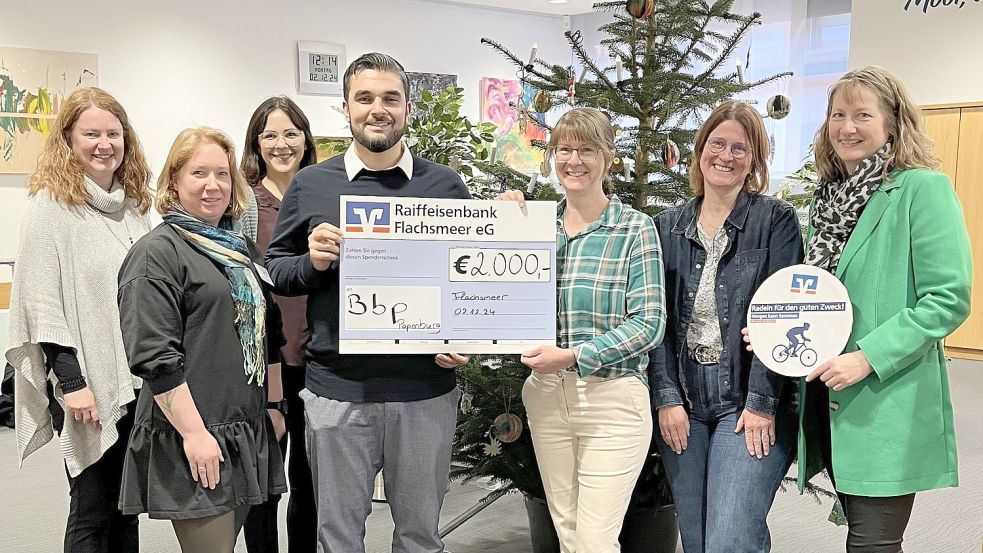 Auf dem Foto zu sehen sind (von links) Sonja Langen, Kerstin Poppen, Kerstin Janssen, Alim Khaliq, Maren Pastoor, Monika Billker-Bruns und Karina Kampeling. Foto: Raiba Flachsmeer