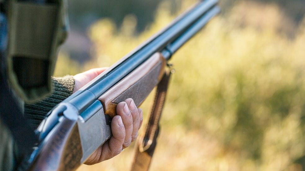 Bei einer Treibjagd in Harkebrügge wurde am Sonnabend, 7. Dezember, eine Anwohnerin schwer verletzt. Wie die Polizei mitteilt, habe sich „aus unbekannten Gründen ein Schuss aus einem Schrotgewehr“ gelöst. Nun sucht die Polizei nach dem Schützen. Foto: Adobe Stock