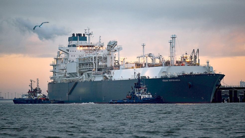 Das LNG-Terminal in Wilhelmshaven ist zum Jahreswechsel 2022/23 in Betrieb genommen worden. (Archivbild) Foto: Sina Schuldt/dpa