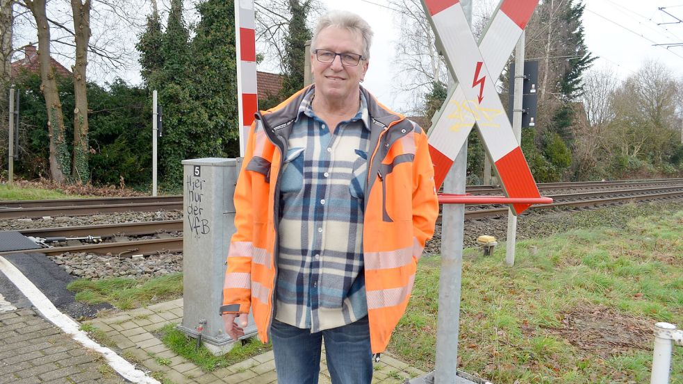 Der Leeraner Hans Schoon rettete am 27. November eine Frau, die sich mit dem Auto im Gleisbett am Bahnübergang Moorweg in Leer festgefahren hatte, samt ihrem Wagen von den Schienen. Bereits im Juni hatte er einen Mann aus dem Leeraner Hafenbecken gezogen, wo dieser zu ertrinken drohte. Foto: Fertig