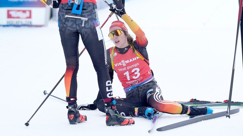 Vanessa Voigt liegt erschöpft im Ziel. Foto: Matthias Schrader/AP/dpa