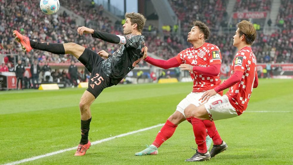 Der FC Bayern München um Thomas Müller (l) enttäuschte beim FSV Mainz 05 auf ganzer Linie. Foto: Thomas Frey/dpa