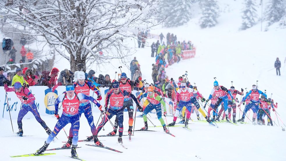 Die deutschen Biathleten schaffen erneut kein Staffel-Podest. Foto: Matthias Schrader/AP/dpa