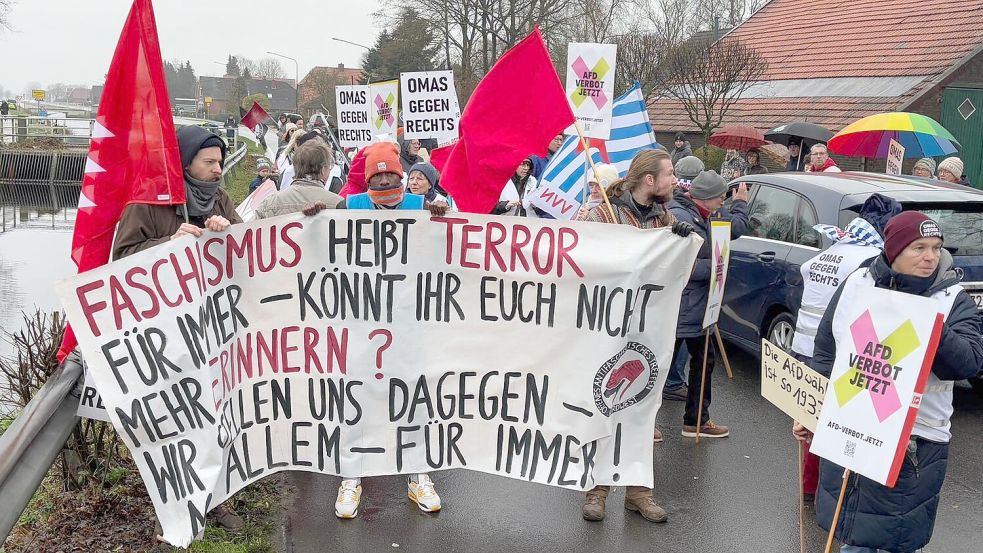 In Westoverledingen wird gegen ein Treffen der AfD Ostfriesland protestiert. Foto: Zein