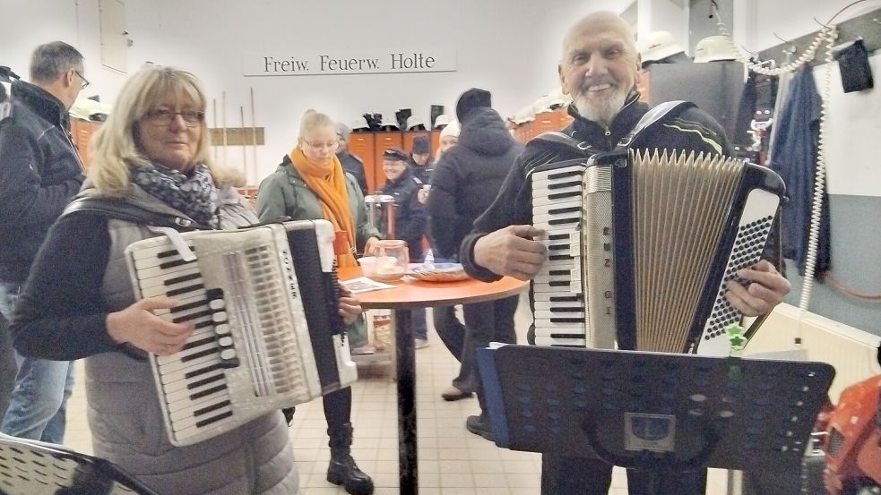 Die Hobbymusiker Hans Daszkowski und Insa Rademacher sorgten für Stimmung. Fotos: Scherzer