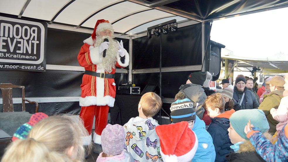 Der Weihnachtsmann wird auch beim Adventsmarkt in Langholt erwartet, so wie schon 2023. Um 16 Uhr tritt er dort auf die Bühne. Archivfoto: Kruse