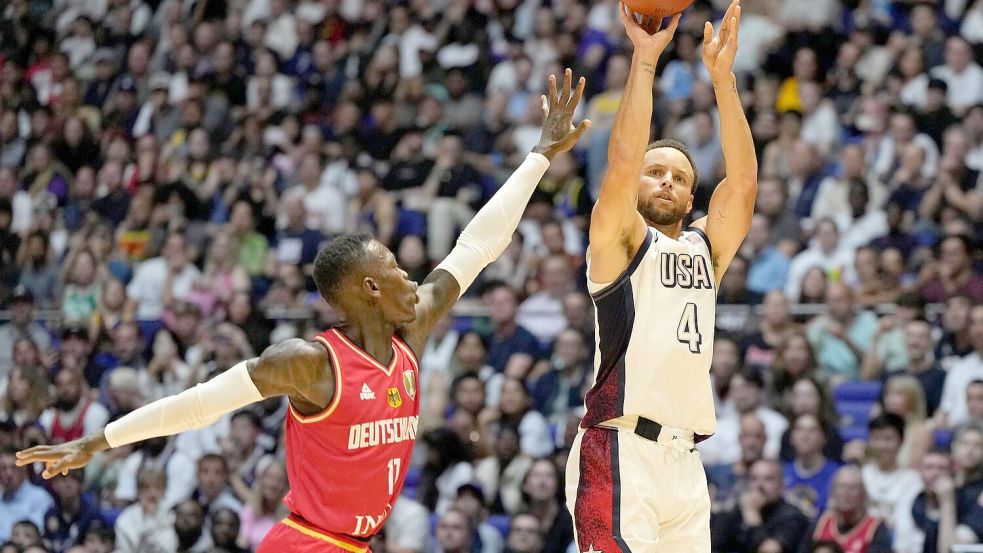 Damals Gegner, jetzt Kollegen: Schröder und Curry. Foto: Alastair Grant/AP