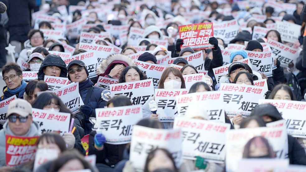 Demonstranten fordern das Verfassungsgericht auf, den Präsidenten endgültig abzusetzen. Foto: Lee Jin-man/AP/dpa