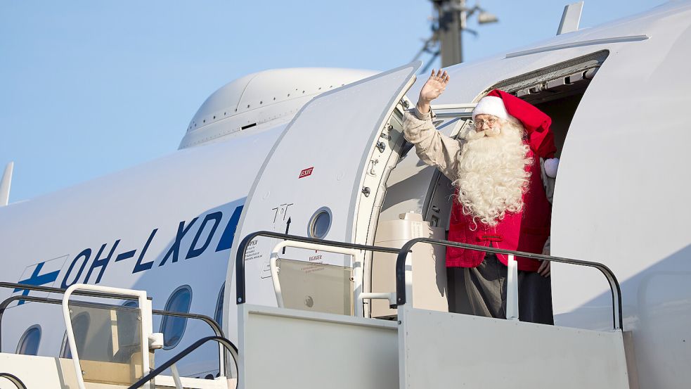 Der Weihnachtsmann aus Lappland landet am Flughafen in Berlin. Foto: Jörg Carstensen/dpa