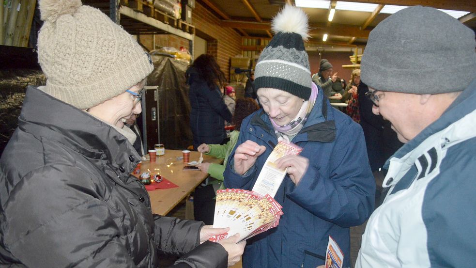 Maria Janßen (links, katholische Kirchengemeinde St. Bonifatius Westrhauderfehn) verkaufte auf dem Weihnachtsmarkt in Langholt Lose im Rahmen der Weihnachtsaktion des Gewerbevereins Rhauderfehn zu Gunsten der Aktion „Fehntjer schenken Fehntjern“. Foto: Weers