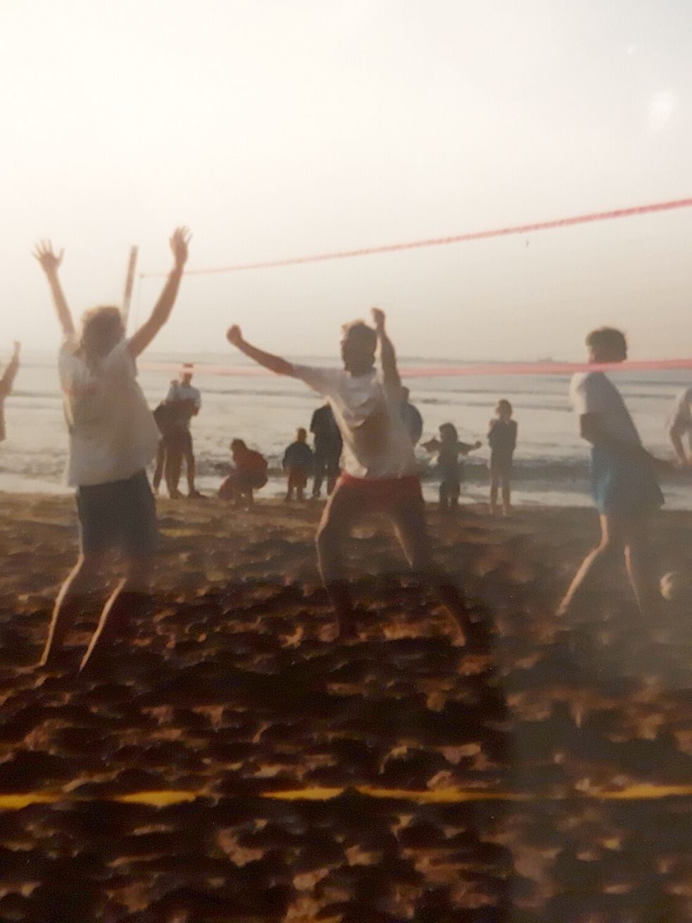 Sonnenuntergang 1997 in Dangast: Müde oder kaputt waren die Beachvolleyballer nach dem langen, heißen Sommertag nicht – zumindest nicht jene, die stundenlang „Warp 4“ in sich hineingeschüttet hatten. Foto: privat