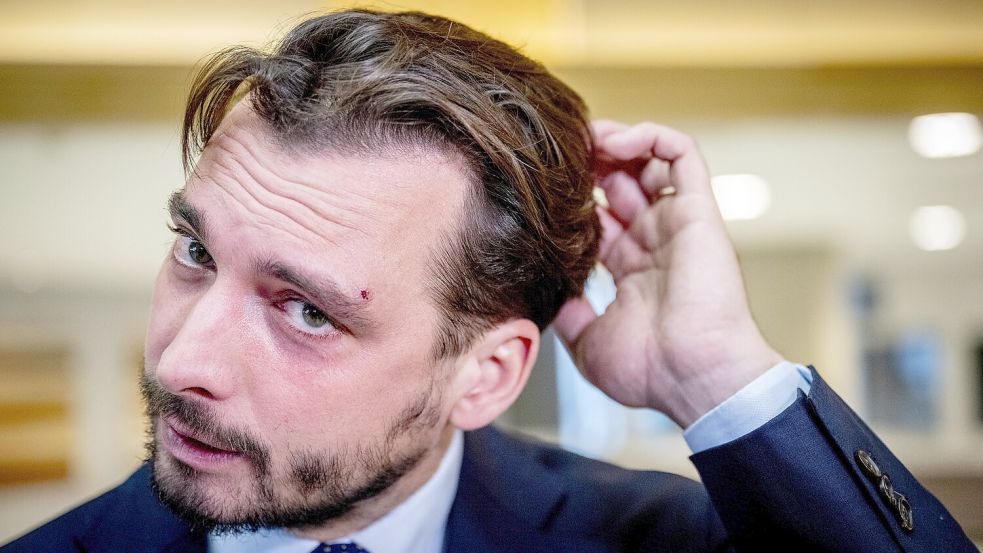 Der Angriff hinterließ Spuren: Am Tag nach der Attacke mit einer Flasche im November 2023 ist eine Wunde über dem Auge des niederländischen Politikers Thierry Baudet zu sehen. Foto: ANP/Imago Images